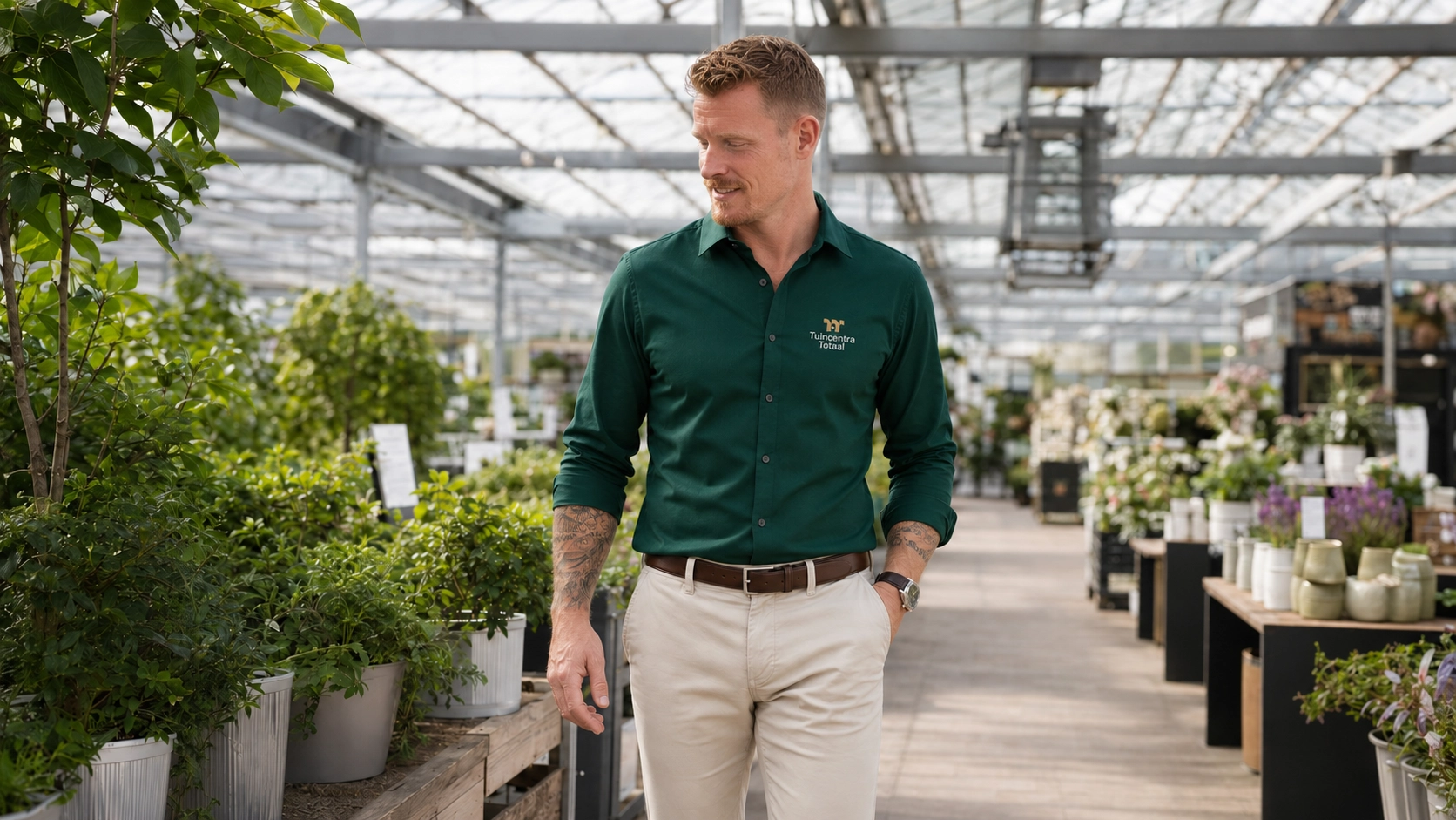 Mitchel lopend binnenin een tuincentrum